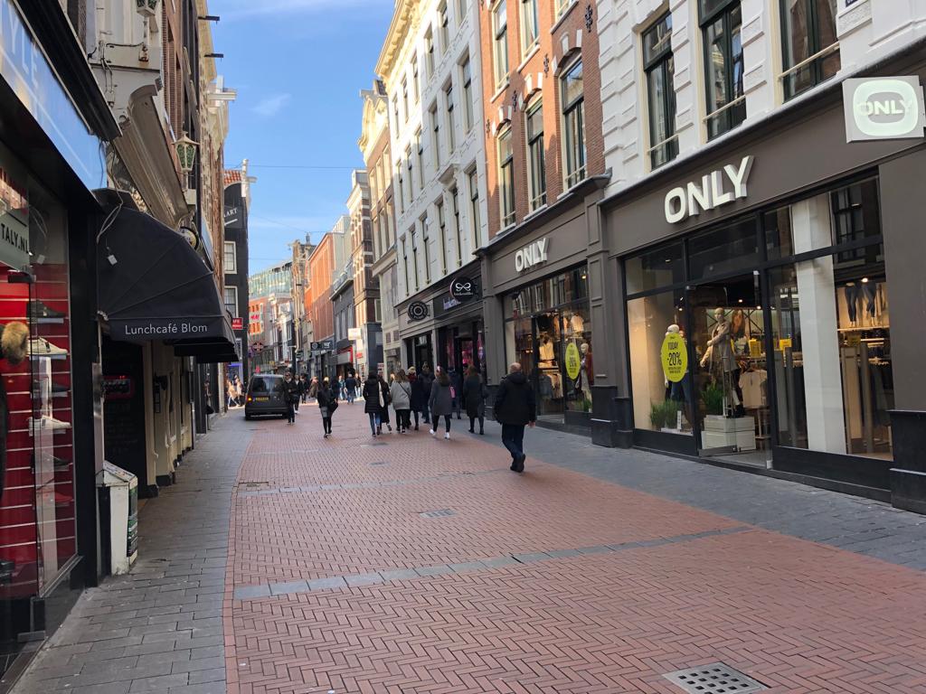 Nieuwendijk winkelstraat in de vroege ochtend