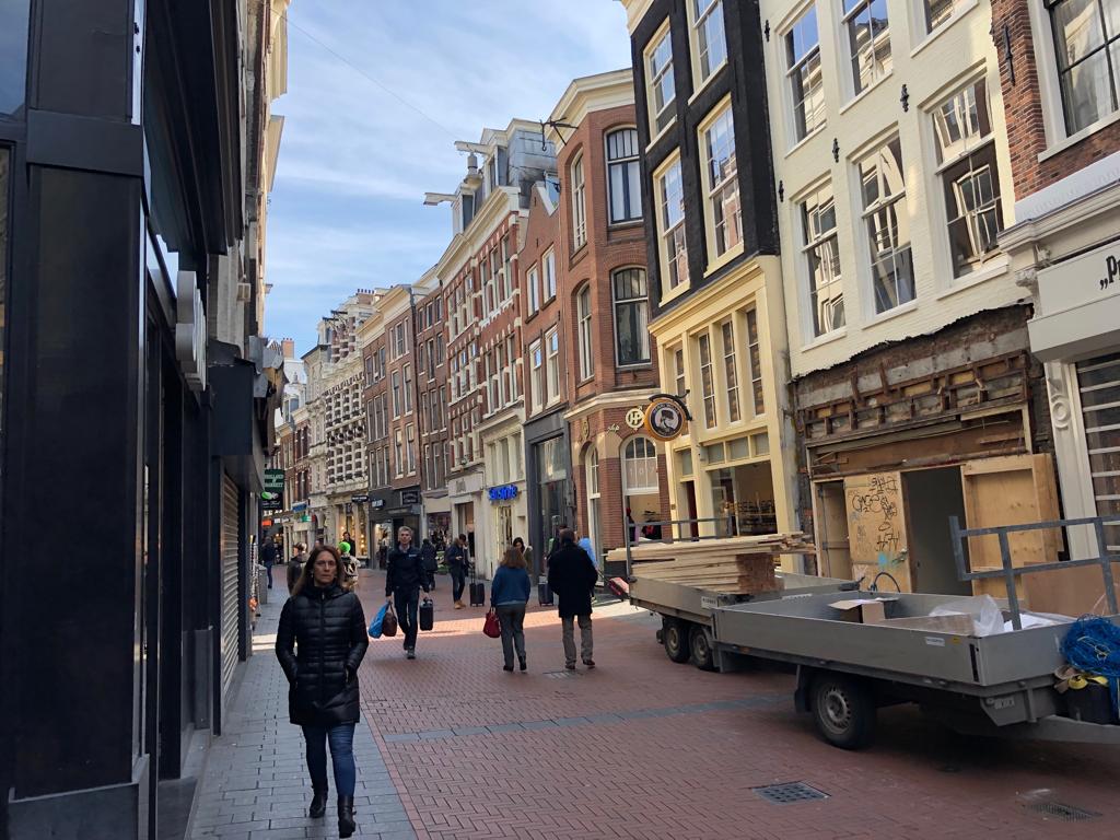 Nieuwendijk winkelstraat in de vroege ochtend